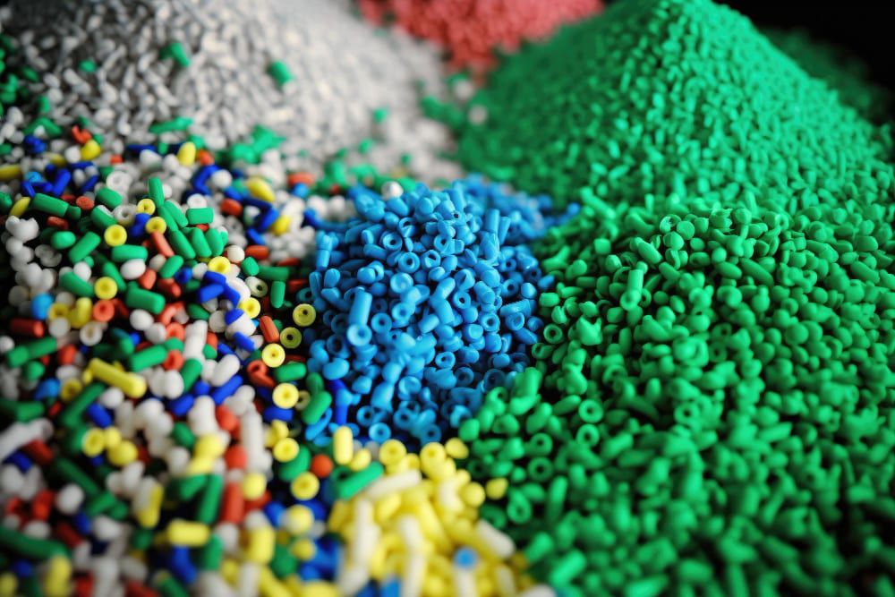 Scopri le proprietà delle materie plastiche: Un'analisi passo dopo passo
